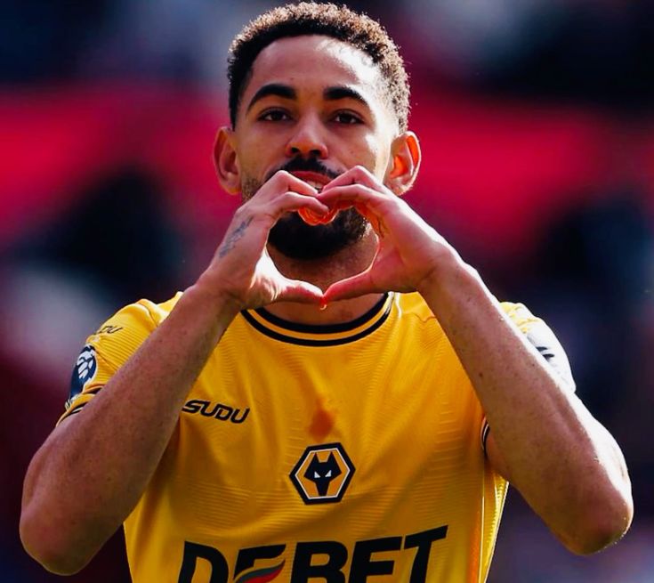 Wolverhampton tận dụng sân nhà và hàng công đang dần cải thiện phong độ