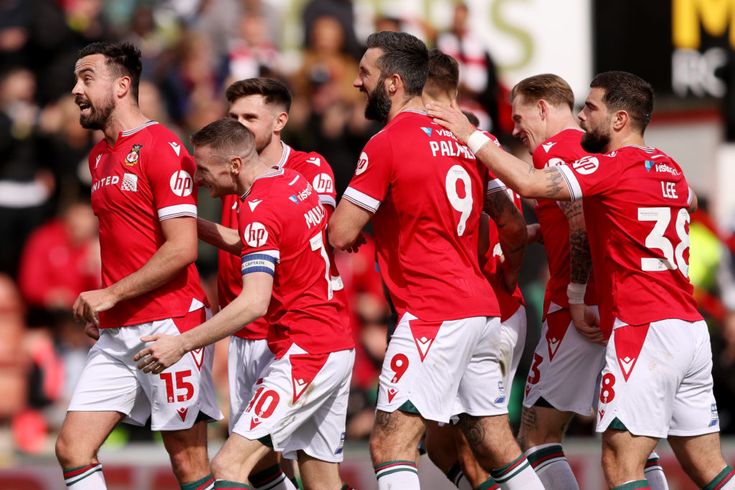 Wrexham thi đấu trên sân nhà với phong độ vững vàng